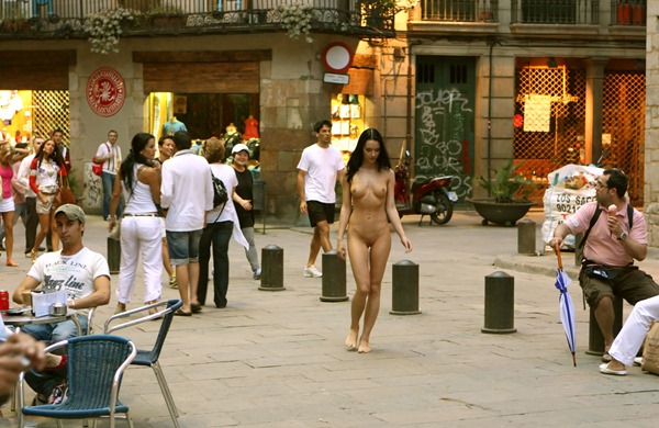 gwen-walks-nude-in-public